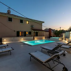 https://villa-lavandula.hotels-in-trogir.com