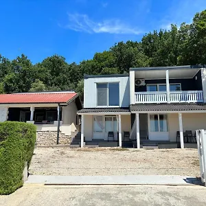 https://apartmani-bosnjak-starigrad-paklenica.hotelinzadar.com